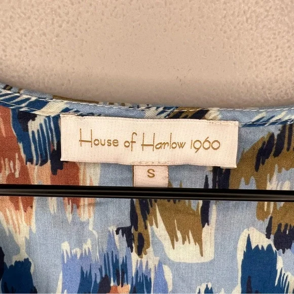 House of Harlow Abstract Floral Printed Short Sleeve Ruffle Zoey Top in Blue S - Picture 3 of 5